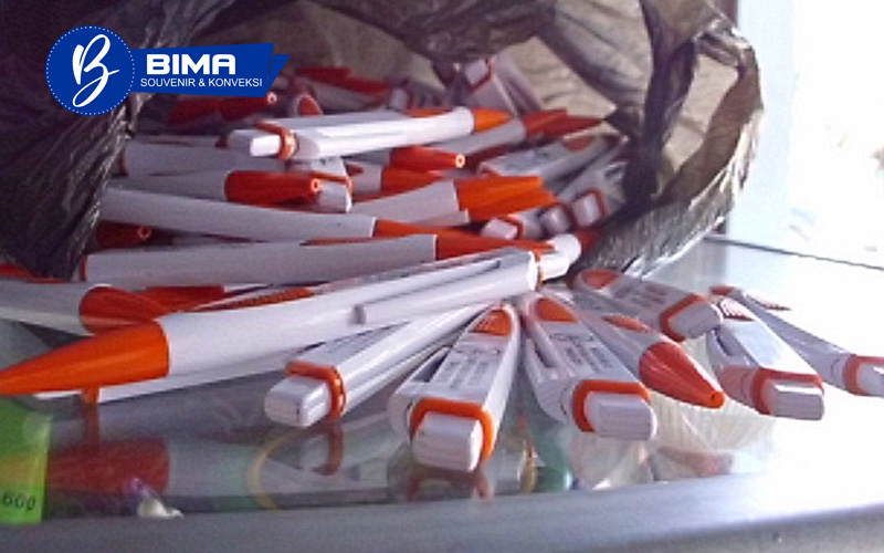 Pulpen Custom Logo untuk Seminar, Perusahaan, dan Event