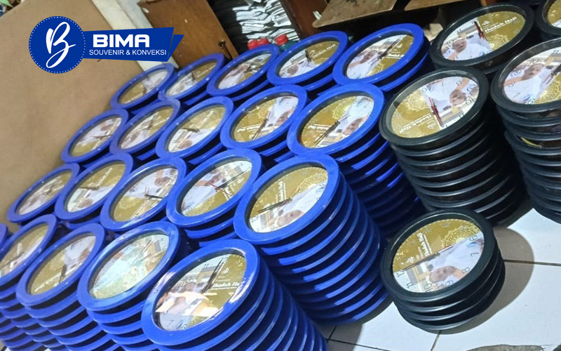 Tumpukan jam dinding custom souvenir haji landscape