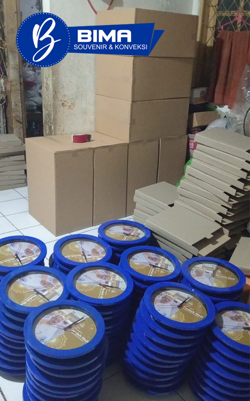 Tumpukan jam dinding custom souvenir haji potrait